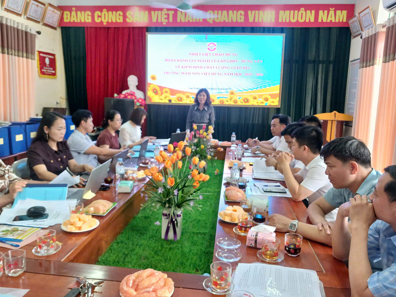 Đoàn đánh giá ngoài của Sở Giáo dục và Đào tạo tỉnh Hưng Yên về kiểm định chất lượng giáo dục Trường Mầm non Việt Hùng.