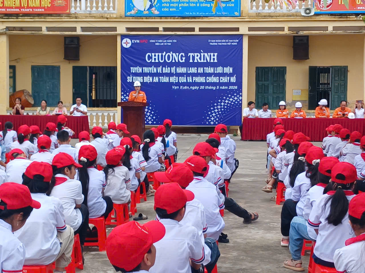 Điện lực Vũ Thư - Công ty Điện lực Hưng Yên  tuyên truyền an toàn lưới điện và phòng, chống cháy nổ cho cán bộ, giáo viên và học sinh Trường Tiểu học và THCS Việt Hùng