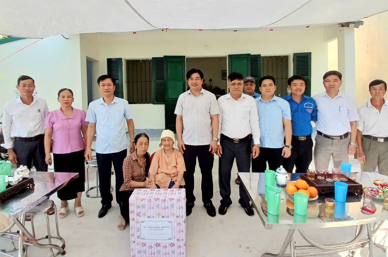 Ủy ban MTTQ Việt Nam xã Vạn Xuân khánh thành và bàn giao nhà cho hộ nghèo tại thôn Cự Lâm