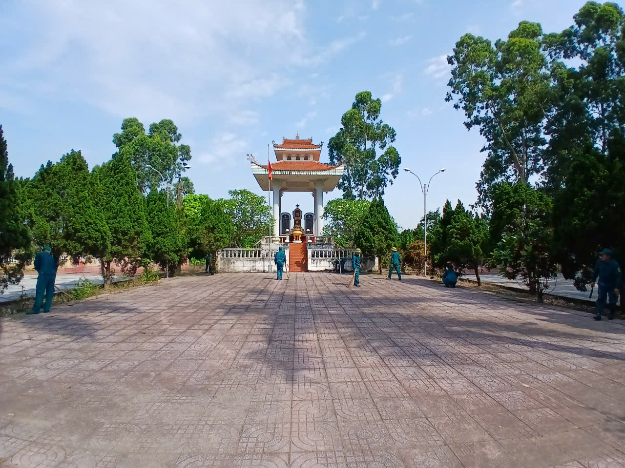 Lực lượng Vũ Trang xã Vạn Xuân ra quân dọn dẹp, vệ sinh các nghĩa trang liệt sĩ