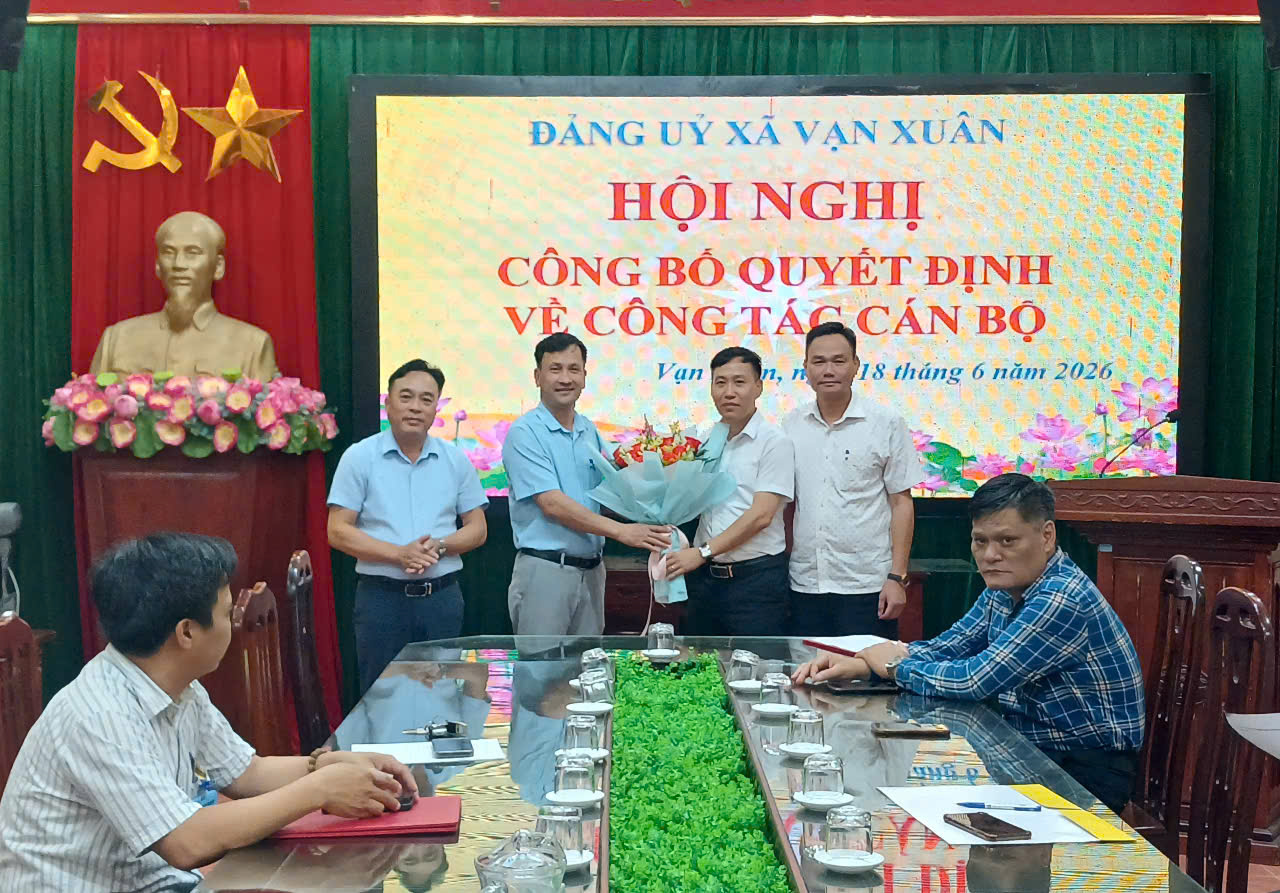 Hội nghị công bố và trao quyết định bổ nhiệm lại viên chức lãnh đạo quản lý đơn vị sự nghiệp giáo dục