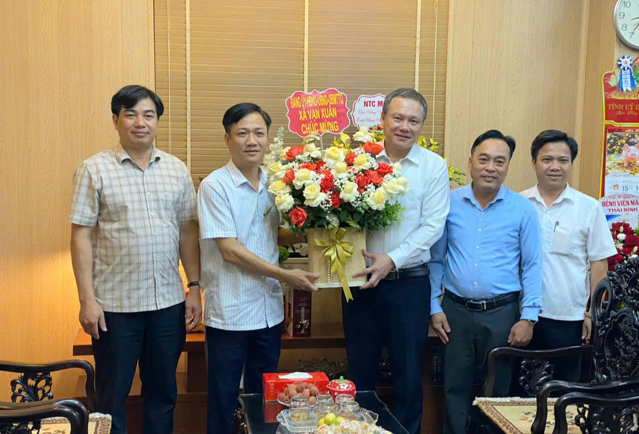 Lãnh đạo xã Vạn Xuân thăm, chúc mừng Báo và Phát thanh - Truyền hình tỉnh Hưng Yên nhân ngày báo chí cách mạng Việt Nam
