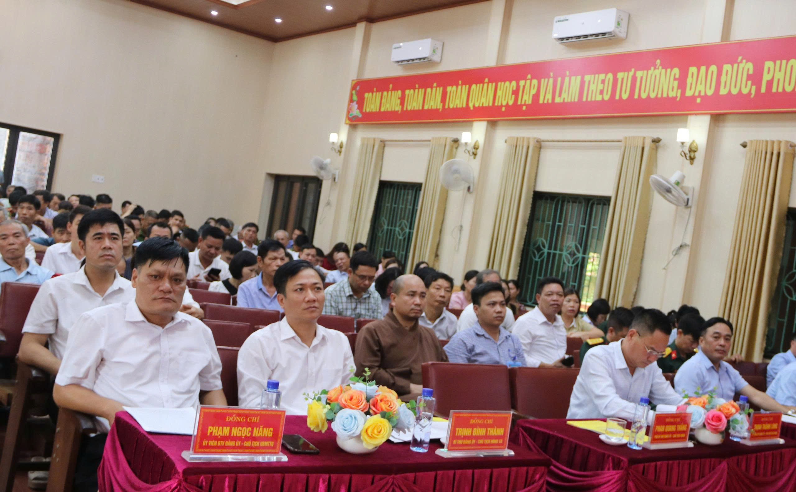 Xã Vạn Xuân công bố các quyết định thành lập thôn, tổ chức đảng ở thôn và công tác cán bộ thôn