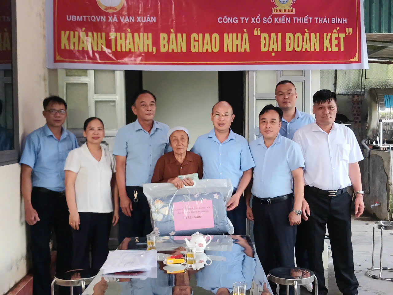 Ủy ban MTTQ Việt Nam xã Vạn Xuân khánh thành, bàn giao 2 ngôi nhà "Đại đoàn kết" cho các hộ nghèo