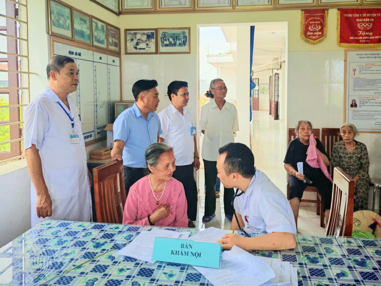 Trạm Y tế xã Vạn Xuân tổ chức khám, tư vấn sức khoẻ miễn phí cho người có công với Cách mạng, thân nhân Liệt sĩ trên địa bàn