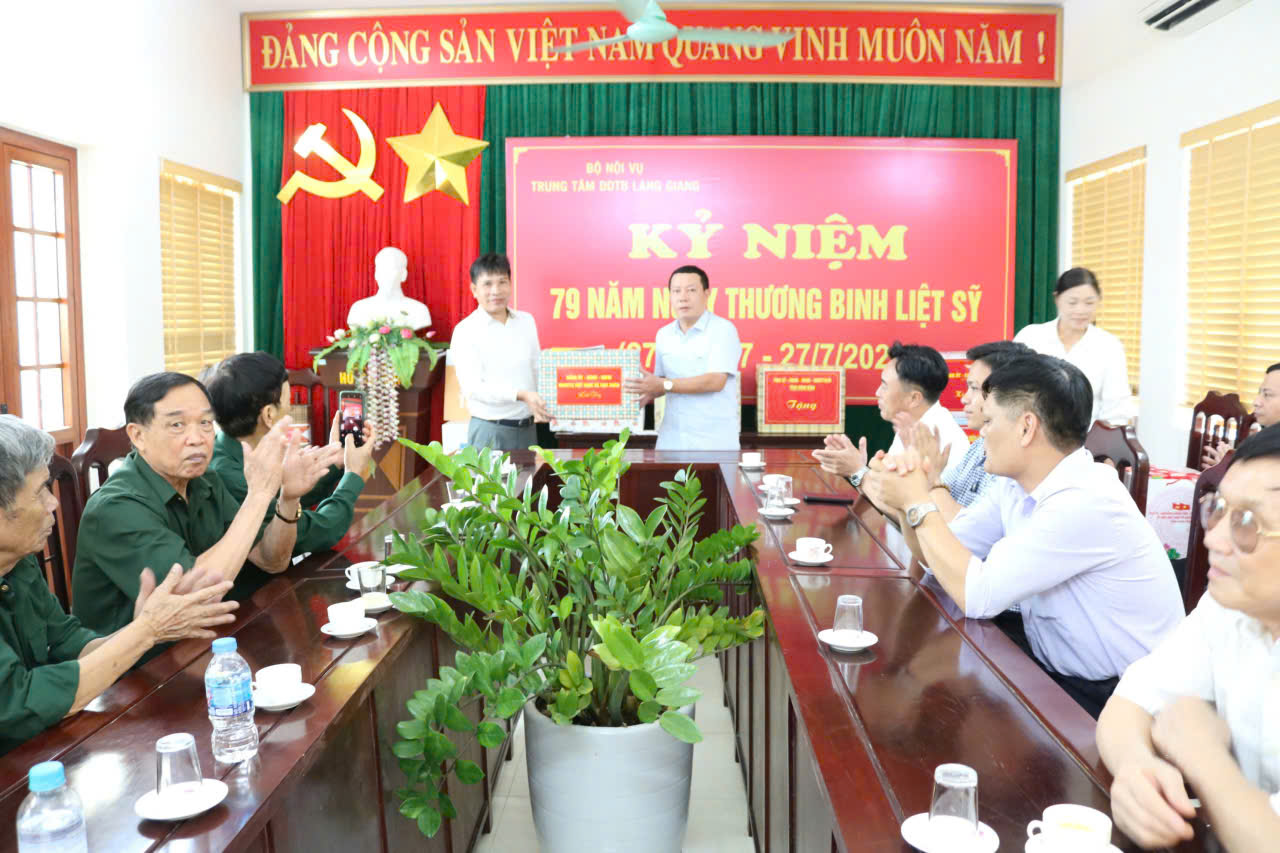 Đoàn đại biểu xã Vạn Xuân thăm, tặng quà Trung tâm điều dưỡng thương binh Thuận Thành và Lạng Giang tỉnh Bắc Ninh