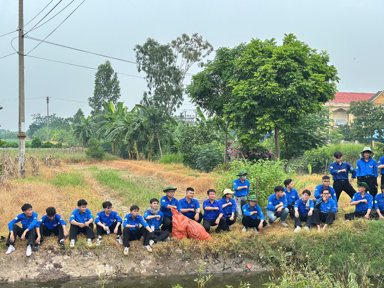 Sôi nổi chiến dịch ra quân mùa hè thanh niên tình nguyện tại xã Vạn Xuân