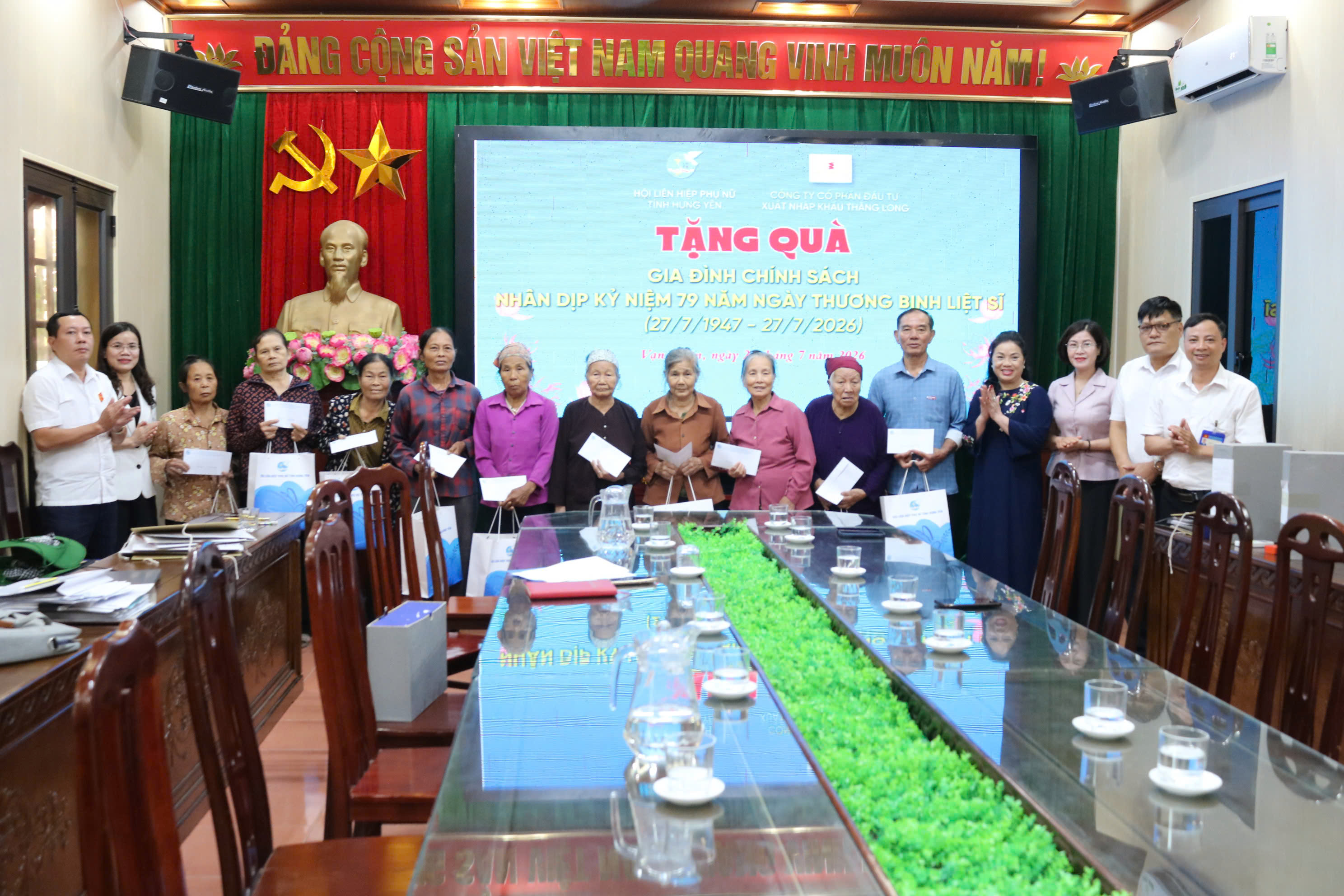 Trao quà tri ân cho thân nhân liệt sỹ, các nữ thương binh, bệnh binh, thanh niên xung phong xã Vạn Xuân