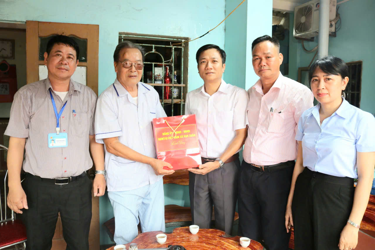 Xã Vạn Xuân tổ chức các đoàn thăm, tặng quà tri ân người có công, nhân kỷ niệm 79 năm ngày thương binh - liệt sĩ