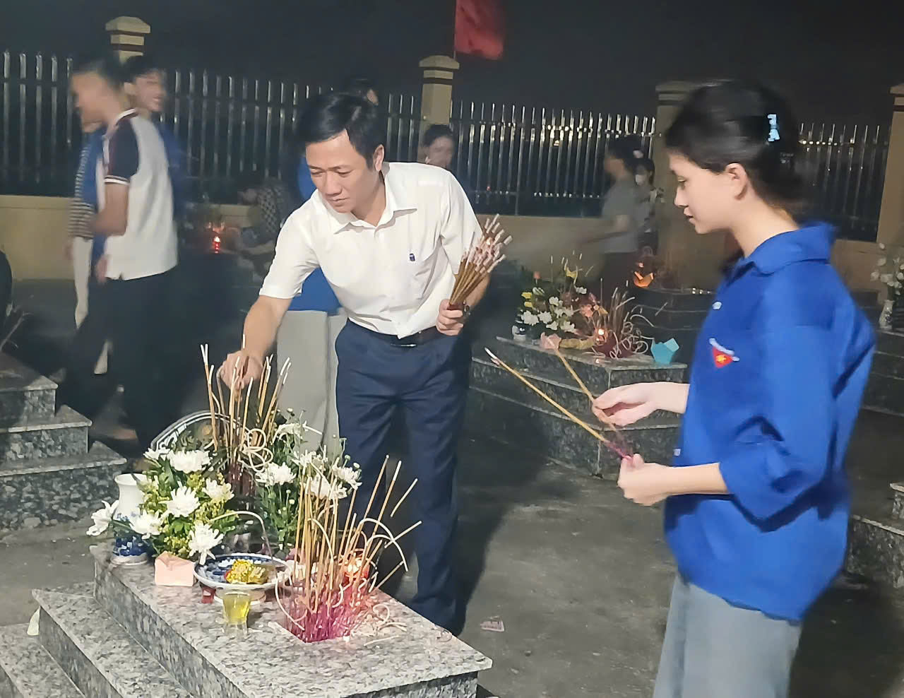 Các đồng chí lãnh đạo xã Vạn Xuân dự Lễ thắp nến tri ân các anh hùng Liệt sỹ tại 4 Nghĩa trang trên địa bàn xã.