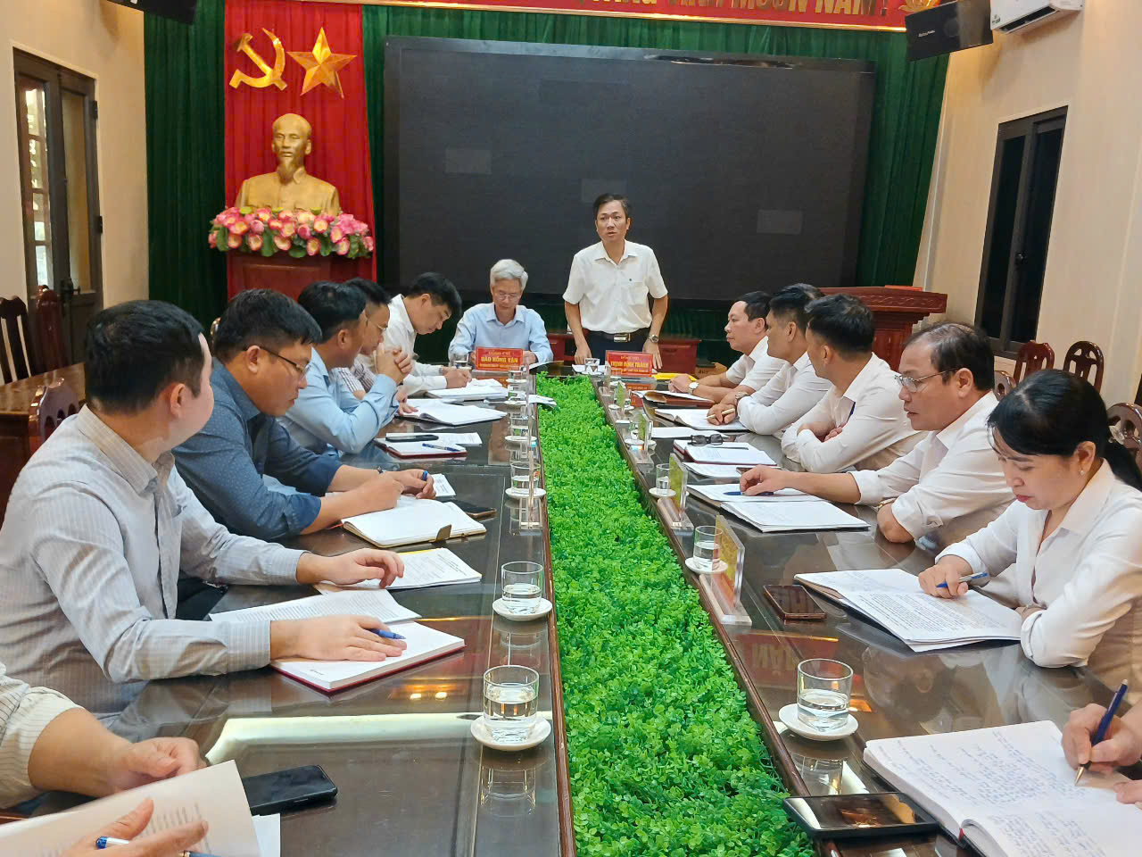 Đồng chí Đào Hồng Vận, Ủy Viên BTV Tỉnh ủy, Giám đốc Sở Nội vụ làm việc với BTV Đảng ủy xã Vạn Xuân