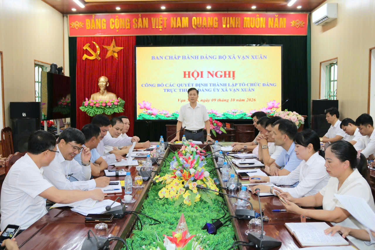Đảng ủy xã Vạn Xuân công bố các quyết định thành lập tổ chức đảng trực thuộc đảng ủy xã