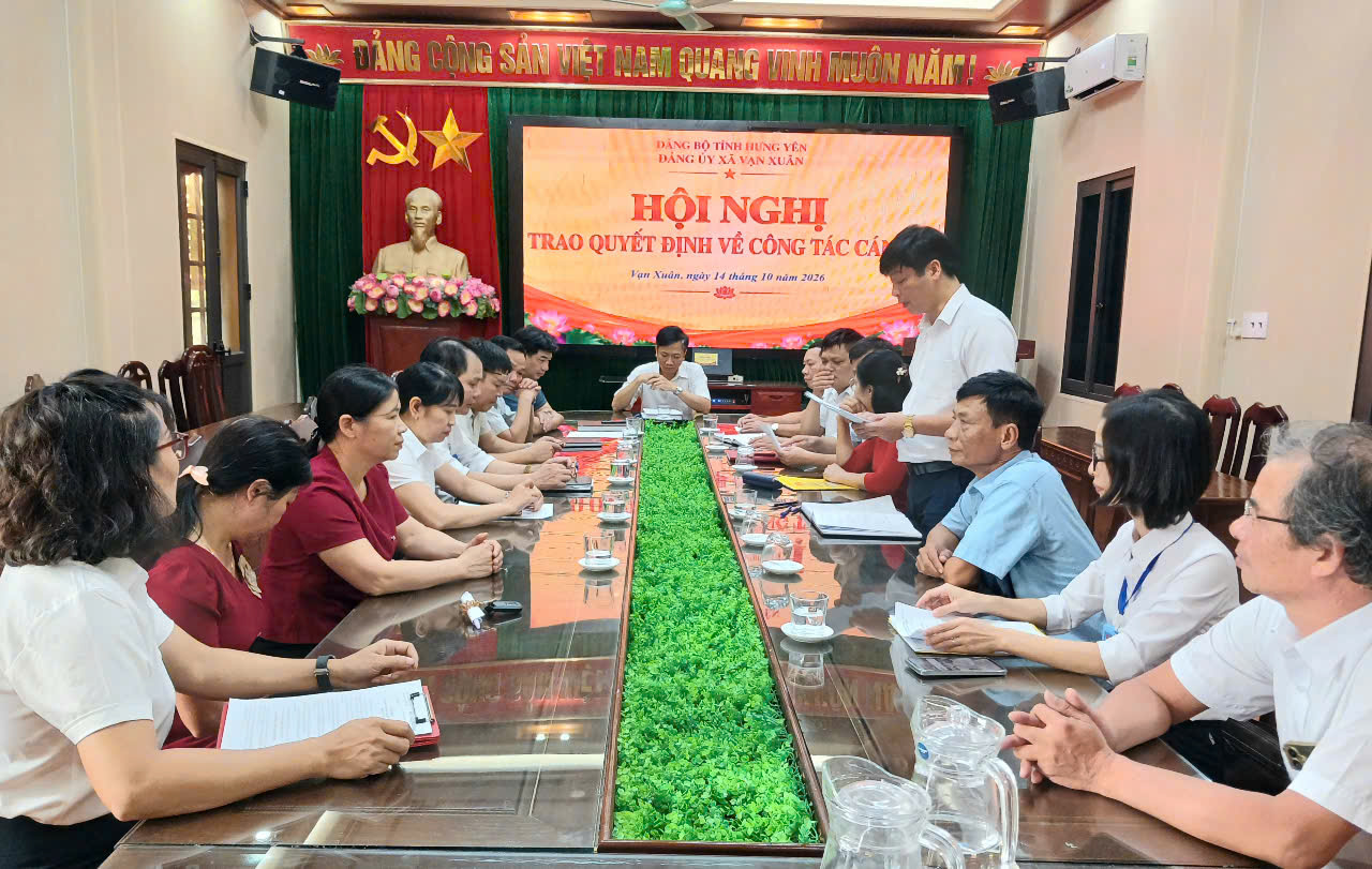 Đảng ủy xã Vạn Xuân: Trao quyết định bổ nhiệm Hiệu trưởng, Bí thư Đảng bộ Trường Tiểu học Vạn Xuân