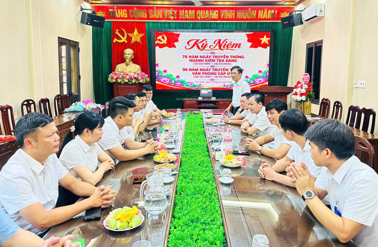 Các đồng chí lãnh đạo xã Vạn Xuân chúc mừng các ngành truyền thống  các cơ quan tham mưu, giúp việc của đảng nhân dịp tháng 10