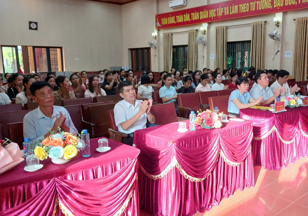 Xã Vạn Xuân: Tổ chức Tập huấn lý luận chính trị Hè năm 2026 cho đội ngũ cán bộ, giáo viên, nhân viên ngành Giáo dục