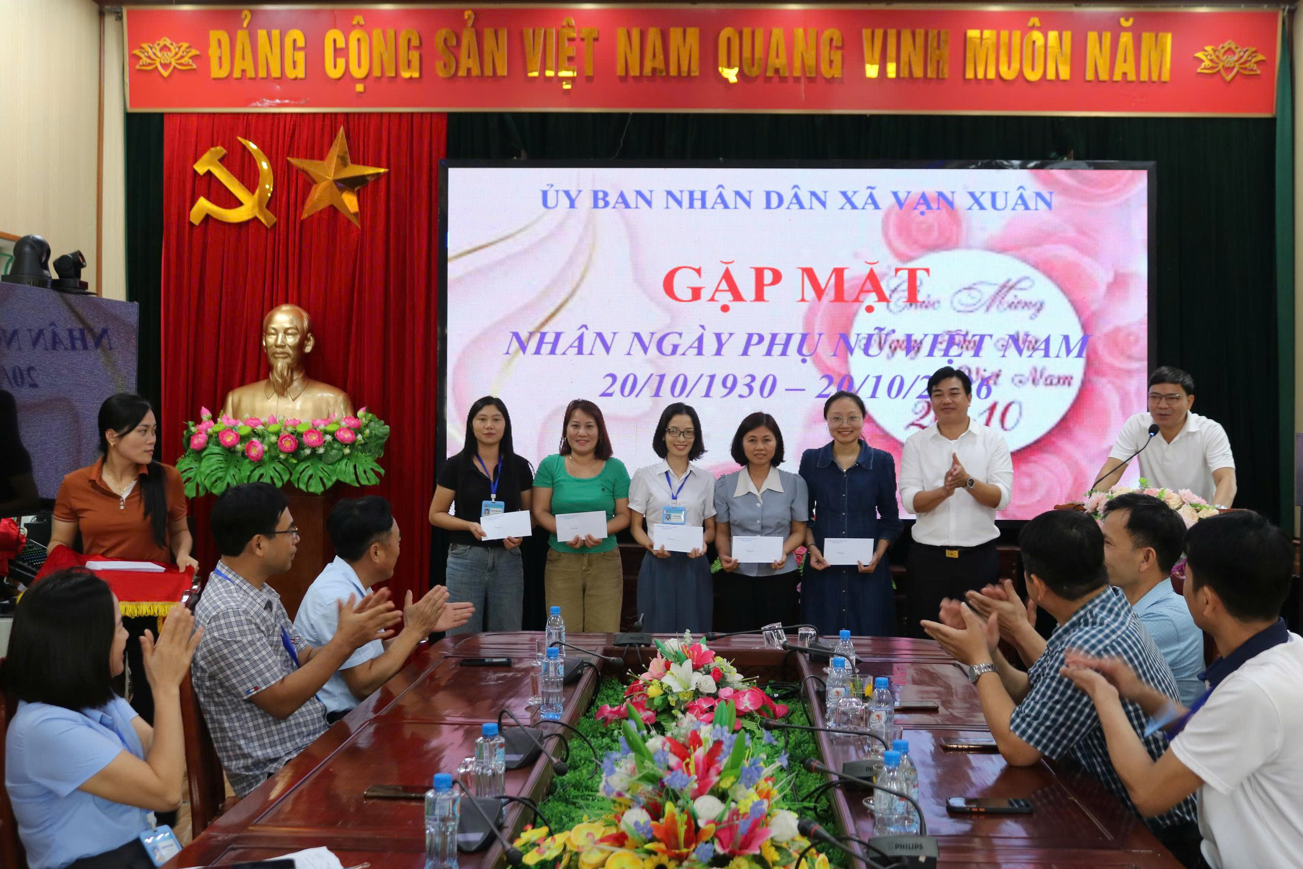 Xã Vạn Xuân gặp mặt, chúc mừng nữ cán bộ, công chức,viên chức, người lao động nhân ngày 20/10